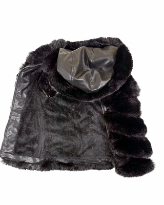 Pelliccia smanicata con cappuccio